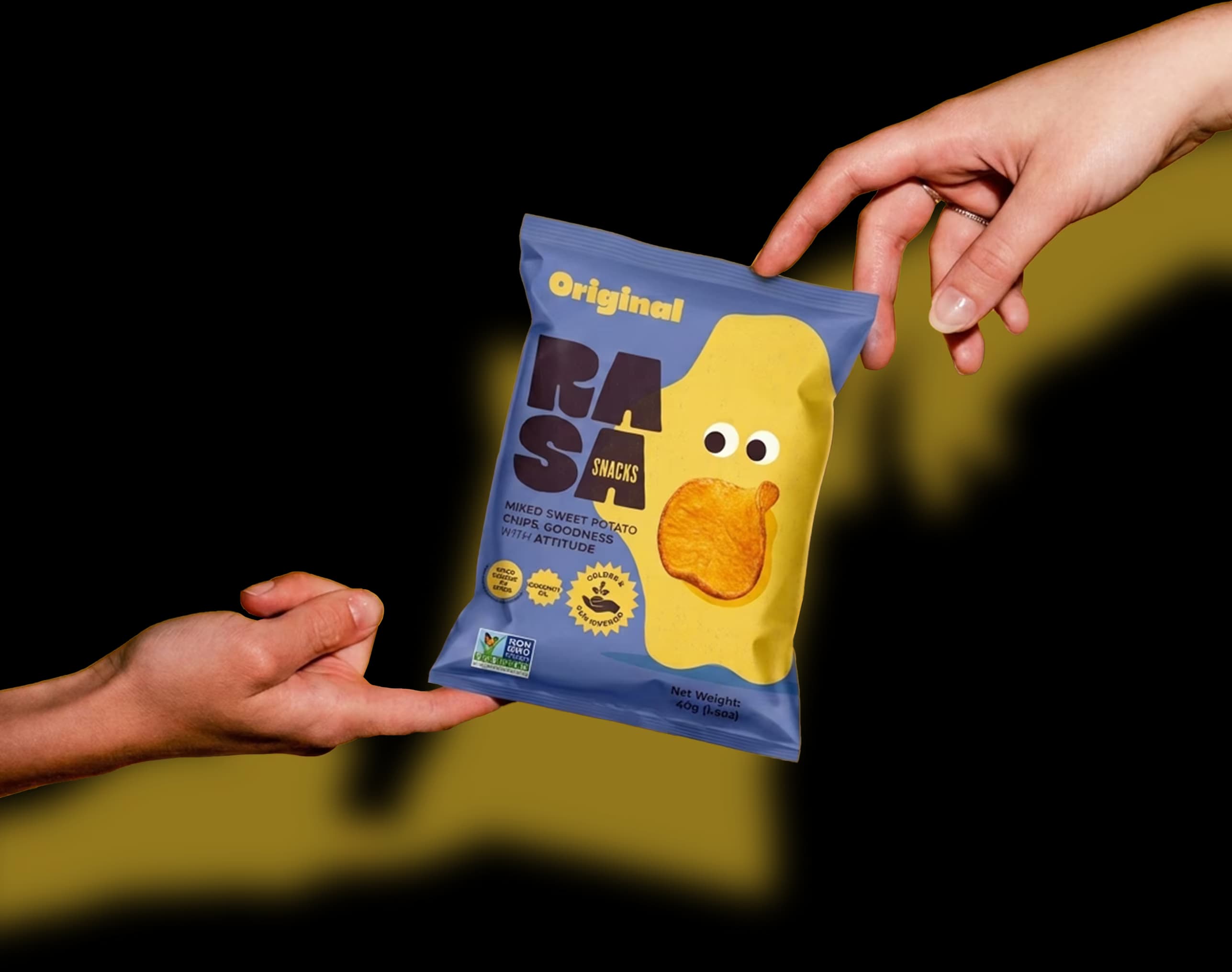 Tangan menyodorkan kemasan RASA Original