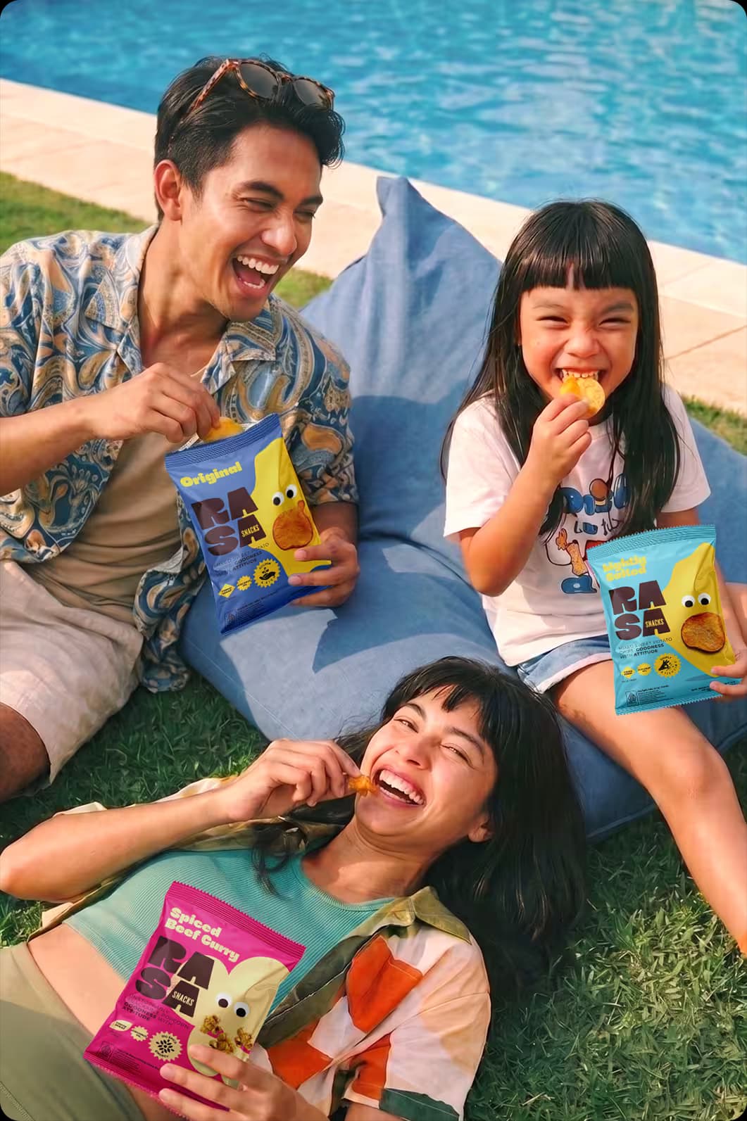 Ayah dan anak ngemil RASA di tepi kolam