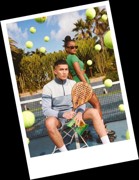 Dua pemain padel bersantai dengan RASA